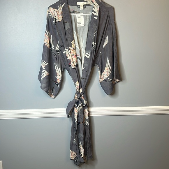 H&M Other - Women’s H&M gray printed kimono. New with tags size XS/S